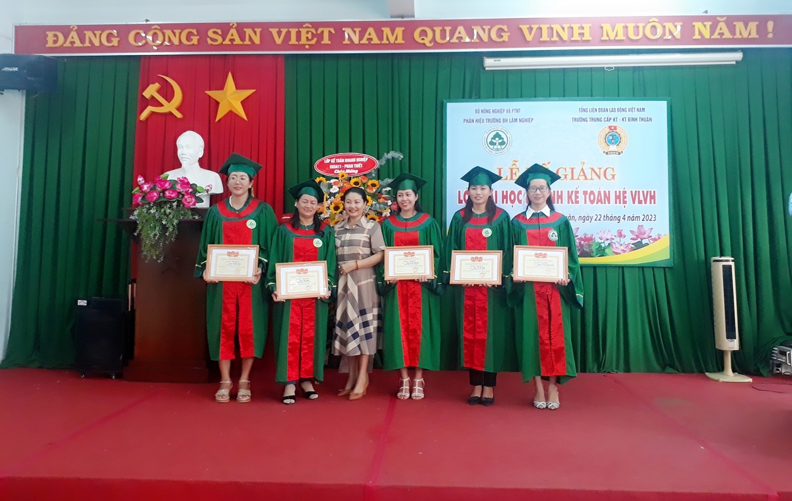 LỄ BẾ GIẢNG LỚP ĐẠI HỌC LIÊN THÔNG NGÀNH KẾ TOÁN  HỆ VỪA LÀM VỪA HỌC